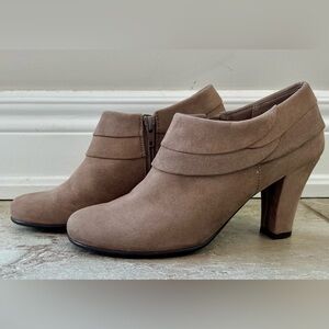 Aerosoles tan ankle booties. EUC size 7.5